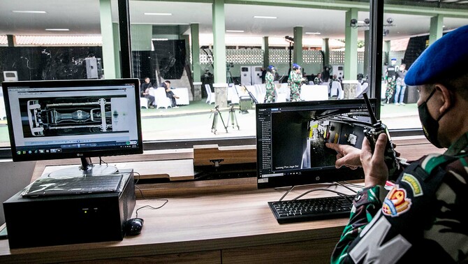 Anggota Puspom TNI AD memantau jaringan cctv didalam Instalasi Rumah Tahanan Militer POM Guntur, Jakarta Selatan, Selasa 20 April 2021. 