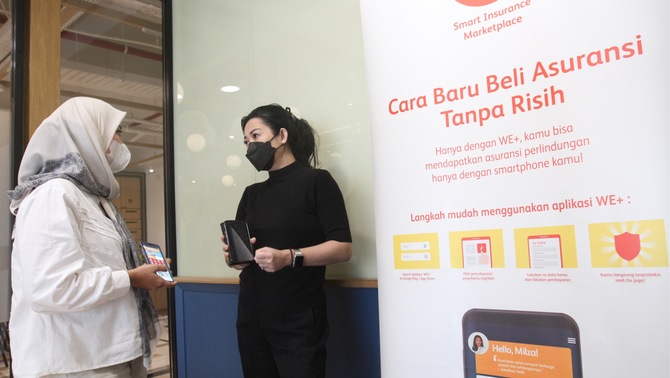 CEO & Founder PT. Kita Indonesia Plus (WE+) Fifi Henirawati Hoo (kanan) bersama Co-Founder Milza Oktavira berbincang tentang aplikasi WE+ di Jakarta, Kamis 24 Juni 2021.