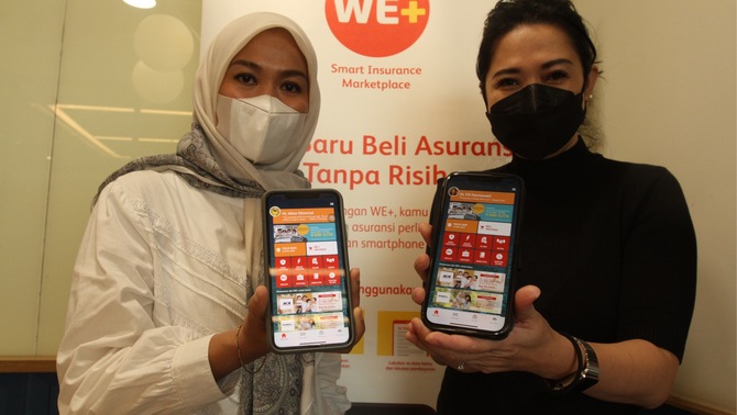 CEO & Founder PT. Kita Indonesia Plus (WE+) Fifi Henirawati Hoo (kanan) bersama Co-Founder Milza Oktavira memperlihatkan aplikasi WE+ di Jakarta, Kamis 24 Juni 2021.