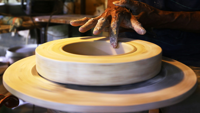 Keramikus melakukan tramming atau merapihkan bentuk kerajinan keramik di Pekunden Pottery, Bojongsari, Depok, Jawa Barat, Kamis, 23 September 2021. Produksi keramik rumahan berbahan tanah liat bakaran tinggi tersebut dijual dengan harga Rp50 ribu hingga Rp3 juta per buah tergantung ukuran dan tingkat kesulitan.