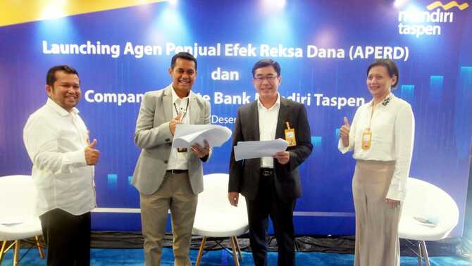 Dari kiri ke kanan,  Division Head Corporate Secretary & Legal Bank Mandiri Taspen Errinto Pardede, Direktur Finance, Risk & Operations Bank Mandiri Taspen Atta Alva Wanggai, Direktur Business Bank Mandiri Taspen Maswar Purnama dan Division Head Retail and Digital Banking Mandiri Taspen Fitri Wahyu Adihartati berbincang usai Launching Bank Mandiri Taspen sebagai Agen Penjual Efek Reksa Dana (APERD) di Graha Mantap, Jakarta, 7 Desember 2021. Bank Mandiri Taspen menggandeng Manajer Investasi PT Trimegah Asset Management untuk melakukan pemasaran dan penjualan Reksa Dana Pasar Uang TRIM KAS 2. 