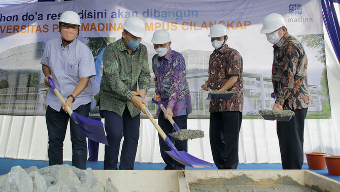 (kiri ke kanan) Panitia pembangunan Kampus Paramadina Cilangkap Wijayanto samirin, Sekretaris Umum Yayasan Paramadina Silmy Karim, Ketua umum Yayasan Paramadina  Hendro Martowardojo, Rektor Universitas Paramadina Didik J. Rachbini, dan Menteri Agraria dan Tata Ruang/Badan Pertanahan Nasional (ATR/BPN) Sofyan A. Djalil secara simbolis melakukan  peletakan batu pertama pembangunan Kampus Paramadina di kawasa Cilangkap, Jakarta Timur, Rabu 8 Desember 2021.