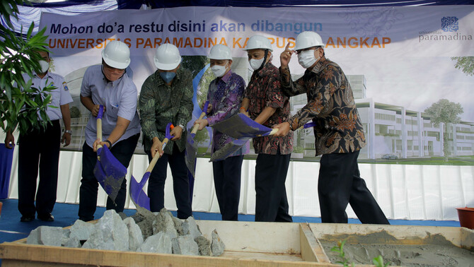(kiri ke kanan) Panitia pembangunan Kampus Paramadina Cilangkap Wijayanto samirin, Sekretaris Umum Yayasan Paramadina Silmy Karim, Ketua umum Yayasan Paramadina Hendro Martowardojo, Rektor Universitas Paramadina Didik J. Rachbini, dan Menteri Agraria dan Tata Ruang/Badan Pertanahan Nasional (ATR/BPN) Sofyan A. Djalil secara simbolis melakukan peletakan batu pertama pembangunan Kampus Paramadina di kawasa Cilangkap, Jakarta Timur, Rabu 8 Desember 2021.