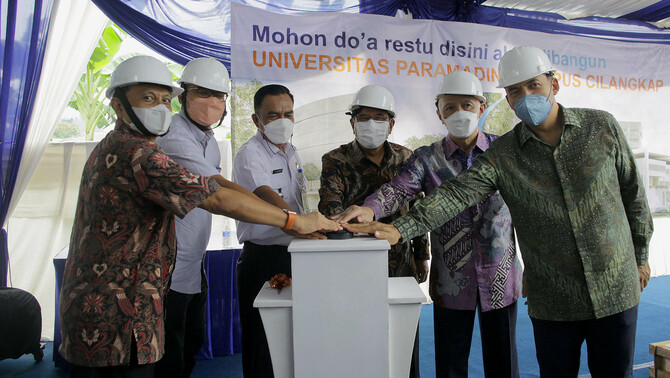 Rektor Universitas Paramadina Didik J. Rachbini (kiri), Panitia pembangunan Kampus Paramadina Cilangkap Wijayanto samirin (dua Kiri), Menteri Agraria dan Tata Ruang/Badan Pertanahan Nasional (ATR/BPN) Sofyan A. Djalil (tengah), Ketua umum Yayasan Paramadina  Hendro Martowardojo (dua kanan), dan Sekretaris Umum Yayasan Paramadina Silmy Karim (kanan), secara simbolis membunyikan sirine tanda dimulainya pembangunan Kampus Paramadina di kawasan  Cilangkap, Jakarta Timur, Rabu 8 Desember 2021. 