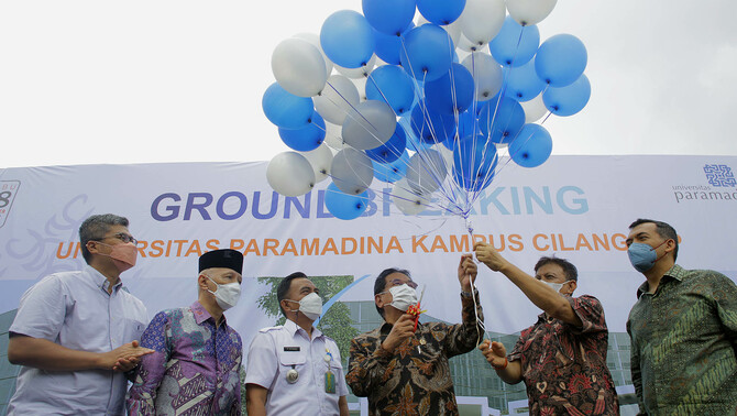 Rektor Universitas Paramadina Didik J. Rachbini (dua kanan), Panitia pembangunan Kampus Paramadina Cilangkap Wijayanto samirin (Kiri), Menteri Agraria dan Tata Ruang/Badan Pertanahan Nasional (ATR/BPN) Sofyan A. Djalil (tiga kanan), Ketua umum Yayasan Paramadina  Hendro Martowardojo (dua kiri), dan Sekretaris Umum Yayasan Paramadina Silmy Karim (kanan), secara simbolis melepaskan balon sebagai tanda dimulainya pembangunan Kampus Paramadina di kawasan  Cilangkap, Jakarta Timur, Rabu 8 Desember 2021.