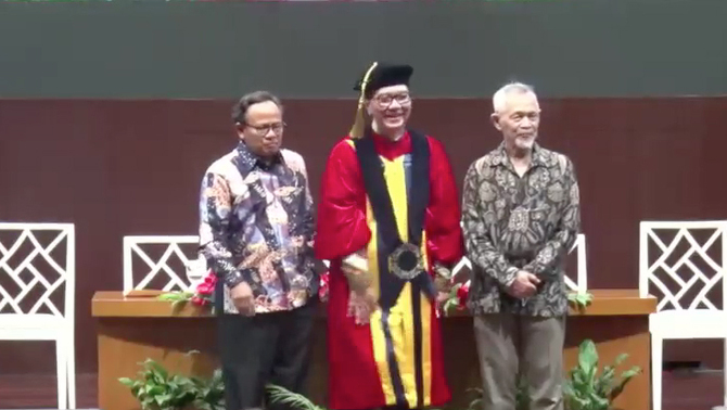 Upacara Pengukuhan Guru Besar & Orasi Ilmiah Prof. Dr. Fransisco Budi ...