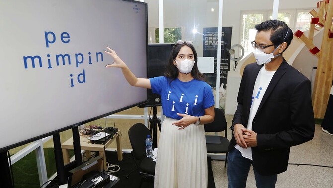 CEO Pemimpin.id Dharmaji Suradika berbincang dengan CMO Pemimpin.id Krisanti Debora memperlihatkan logo terbaru dari Pemimpin.id di Jakarta, Sabtu, 29 Januari 2022.