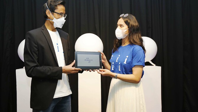 CEO Pemimpin.id Dharmaji Suradika berbincang dengan CMO Pemimpin.id Krisanti Debora memperlihatkan logo terbaru dari Pemimpin.id di Jakarta, Sabtu, 29 Januari 2022.