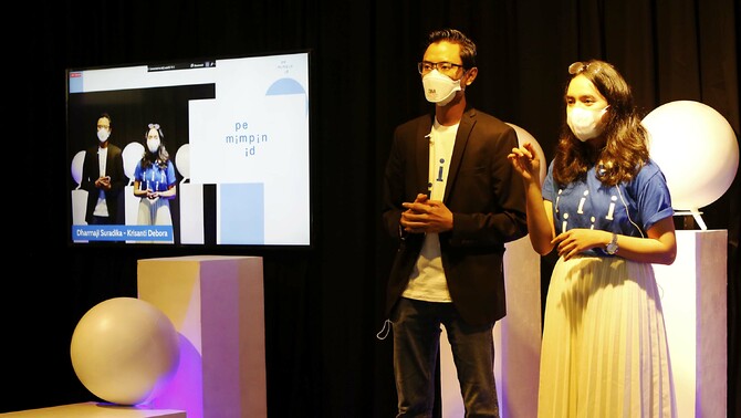 CEO Pemimpin.id Dharmaji Suradika berbincang dengan CMO Pemimpin.id Krisanti Debora memperlihatkan logo terbaru dari Pemimpin.id di Jakarta, Sabtu, 29 Januari 2022.