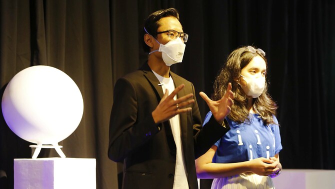 CEO Pemimpin.id Dharmaji Suradika berbincang dengan CMO Pemimpin.id Krisanti Debora memperlihatkan logo terbaru dari Pemimpin.id di Jakarta, Sabtu, 29 Januari 2022.