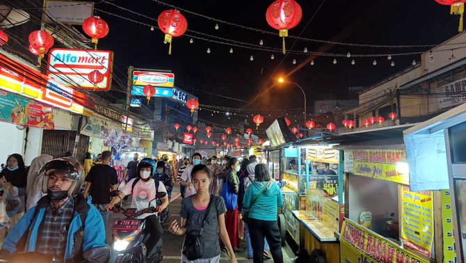 Suasana Pasar Lama, di Tangerang, Banten, Jumat, 25 Februari 2022. Berbagai jajanan dijual, di Jalan yang ditetepakan  menjadi kawasan Culinary Night Kota Tangerang  pada 2014 silam itu seperti tak mengenal pemberlakuan pembatasan aktivitas manusia terkait penyebaran virus Corona.