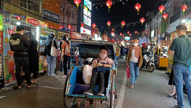 Suasana Pasar Lama, di Tangerang, Banten, Jumat, 25 Februari 2022. Berbagai jajanan dijual, di Jalan yang ditetepakan  menjadi kawasan Culinary Night Kota Tangerang  pada 2014 silam itu seperti tak mengenal pemberlakuan pembatasan aktivitas manusia terkait penyebaran virus Corona.