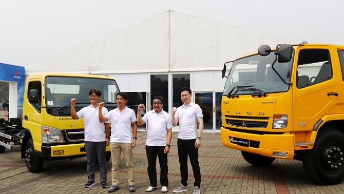 Sales and Marketing Director of PT. Krama Yudha Tiga Berlian Motors Kei Kubota bersama sales and Marketing Director of PT. Krama Yudha Tiga Berlian Motors Duljatmono, Presiden Direktur PT. Krama Yudha Tiga Berlian Motors Nobukazu Tanaka dan Product Strategy Director of PT. Krama Yudha Tiga Berlian Motors Shun Yatsugi, saat sesi foto acara test drive Mitsubishi Fuso Euro 4 di Tangerang, Banten, Jumat, 22 Maret 2022.