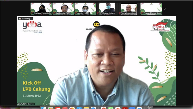 Direktur PT United Tractors Tbk, Edhie Sarwono saat peresmian Lembaga Pengembangan Bisnis (LPB) untuk UMKM binaan PT United Tractors Tbk Head Office, belum lama ini. LPB ini merupakan kerjasama PT United Tractors Tbk bersama dengan Yayasan Dharma Bhakti Astra (YDBA) yang bertujuan meningkatkan dan mengembangkan kompetensi UMKM dari aspek SDM dan produk agar menjadi lebih mandiri dan berkembang.