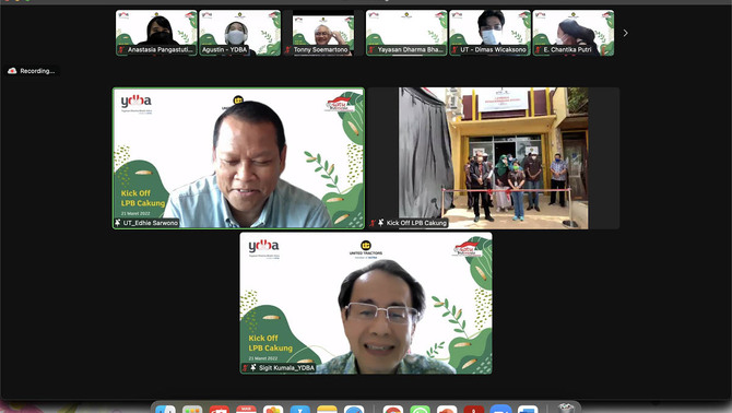 Seremoni Peresmian Lembaga Pengembangan Bisnis (LPB) Cakung di Jakarta Timur yang ditandai dengan pemotongan pita oleh Corporate Governence & Sustainability Head PT United Tractors Tbk, Sara K. Lubis dan Dept. Head Planning & Development Yayasan Dharma Bhakti Astra (YDBA) (kanan atas) disaksikan secara virtual oleh Ketua Pengurus YDBA, Sigit P. Kumala (bawah) dan Direktur PT United Tractors Tbk, Edhie Sarwono (kiri atas). LPB ini merupakan kerjasama PT United Tractors Tbk bersama dengan Yayasan Dharma Bhakti Astra (YDBA) yang bertujuan meningkatkan dan mengembangkan kompetensi UMKM dari aspek SDM dan produk agar menjadi lebih mandiri dan berkembang.