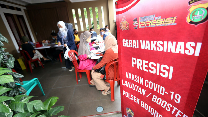 Tenaga kesehatan memberikan vaksin booster jenis AstraZeneca kepada warga di Perumahan Vila Pamulang, Pondok Petir, Bojongsari, Depok, Jawa Barat, Sabtu, 26 Maret 2022. Sebanyak 200 dosis vaksin booster jenis AstraZeneca diberikan untuk warga selain vaksin Sinovc untuk vaksin pertama dan kedua.