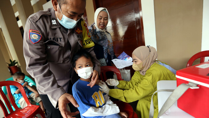 Tenaga kesehatan memberikan vaksin kepada warga di Perumahan Vila Pamulang, Pondok Petir, Bojongsari, Depok, Jawa Barat, Sabtu, 26 Maret 2022. Sebanyak 200 dosis vaksin booster jenis AstraZeneca diberikan untuk warga selain vaksin Sinovc untuk vaksin pertama dan kedua.