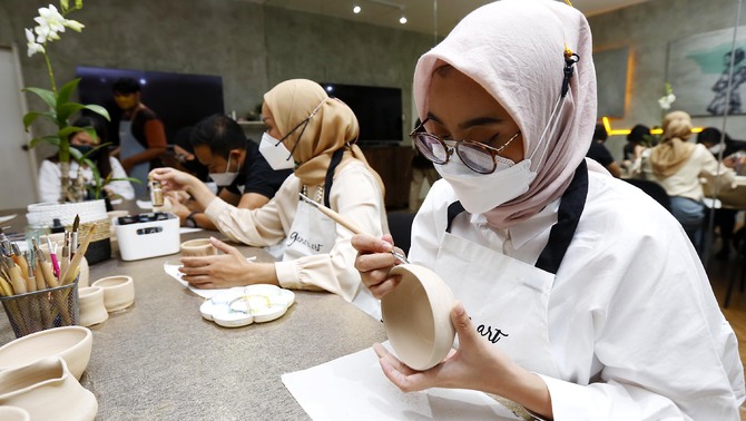 Aktivitas kelas carving and painting on pottery di Rumah Wijaya x Ganara Art.