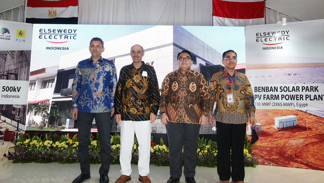(kiri-kanan) Presiden Direktur Elsewedy Electric Indonesia (EEI) Hany Gamal, Chairman Islamic Development Bank (IsDB) H.E Muhammad Al Jasser, Head of Business Unit Power Transformer EEI Himawan Samodra, Wakil Presiden Eksekutif Perencanaan Perusahaan PT PLN (Persero) Hot Martua Bakara