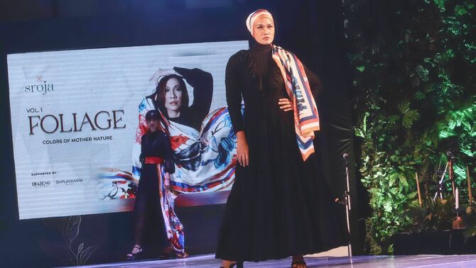 Model mengenakan koleksi Scarf dari Sroja saat peluncuran di Jakarta, Sabtu 26 Maret 2022.