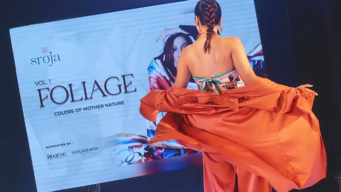 Model mengenakan koleksi Scarf dari Sroja saat peluncuran di Jakarta, Sabtu 26 Maret 2022.