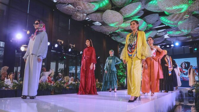 Model mengenakan koleksi Scarf dari Sroja saat peluncuran di Jakarta, Sabtu 26 Maret 2022.