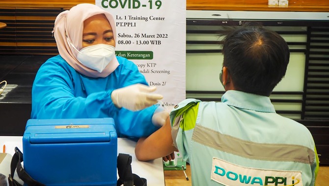 Petugas medis melakukan vaksinansi booster kepada karyawan PPLI. Vaksin booster disiapkan PPLI. Mulai dari vaksin Astrazeneca, Moderna hingga Pfizer sebanyak 1.100 dosis.