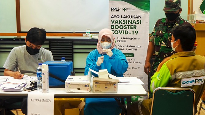 Petugas medis melakukan vaksinansi booster kepada karyawan PPLI. Vaksin booster disiapkan PPLI. Mulai dari vaksin Astrazeneca, Moderna hingga Pfizer sebanyak 1.100 dosis.