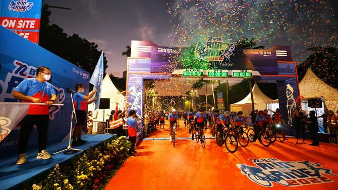 Direktur Utama Bank BTN Haru Koesmahargyo dan jajaran Direksi Bank BTN melepas peserta ajang BTN Run & Ride 2022 di Plaza Barat Senayan, Jakarta, Minggu 27 Maret 2022.