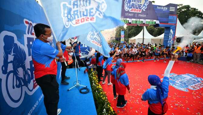 Direktur Utama Bank BTN Haru Koesmahargyo melepas peserta BTN Run & Ride 2022 di Plaza Barat Senayan, Jakarta, Minggu 27 Maret 2022.