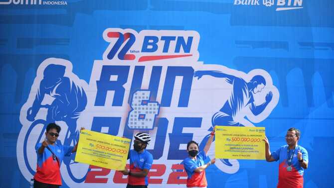 Direktur Utama Bank BTN Haru Koesmahargyo menyerahkan donasi saat ajang BTN Run & Ride 2022 di Plaza Barat Senayan, Jakarta, Minggu 27 Maret 2022.