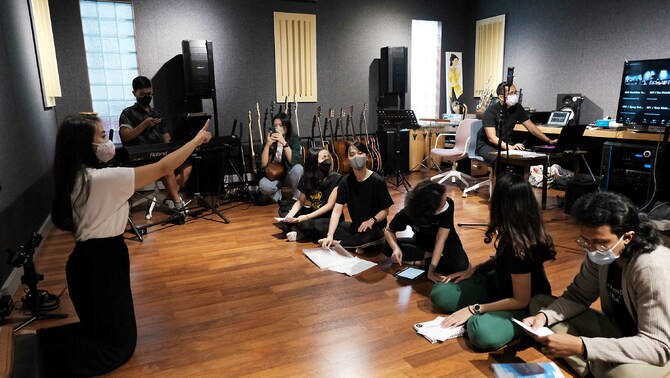 Peserta terpilih mengikuti kelas tari dan penguasaan panggung program Indonesia Menuju Broadway: Online and Offline Musical Theater Conservatory, di Jakarta.