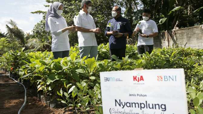 Ketua Dewan Pembina Yayasan Kita Jaga Alam Letnan Jenderal (Purnawirawan) Doni Monardo, dan Corporate Secretary BNI Mucharom program Penanaman Pohon di Pantai Anyer pada Minggu 27 Maret 2022.