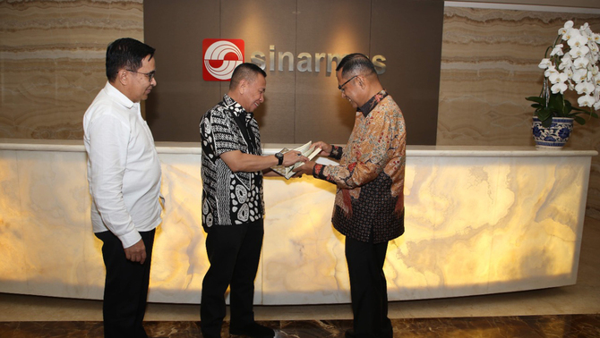 Ketua Umum Yayasan Muslim Sinar Mas (YMSM), Saleh Husin (kanan) didampingi Ketua YMSM Irsyal Yasman (kiri) mewakafkan ratusan mushaf Alquran bagi 10 pesantren dan masjid yang tersebar di Provinsi Banten melalui tokoh masyarakat Banten, Dedi Gumelar (tengah) di Plaza Sinar Mas Land, Jakarta, Senin 28 Maret 2022. Sejak tahun 2008, dengan dukungan APP Sinar Mas, telah terdonasikan lebih dari 1 juta mushaf Alquran, 150 ribu buku panduan membaca Alquran atau Juz Amma, juga 300 set Alquran Braille bagi tuna netra, baik melalui mitra, maupun pilar bisnis Sinar Mas yang tersebar di berbagai wilayah.