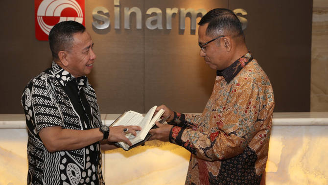 Ketua Umum Yayasan Muslim Sinar Mas (YMSM), Saleh Husin (kanan) didampingi Ketua YMSM Irsyal Yasman mewakafkan ratusan mushaf Alquran bagi 10 pesantren dan masjid yang tersebar di Provinsi Banten melalui tokoh masyarakat Banten, Dedi Gumelar (kiri) di Plaza Sinar Mas Land, Jakarta, Senin 28 Maret 2022. Wakaf Alquran cetak menurut Saleh berlatar pertimbangan format ini tetap menjadi pilihan utama umat muslim walaupun alternatif berbasis digital mulai banyak pula digunakan.