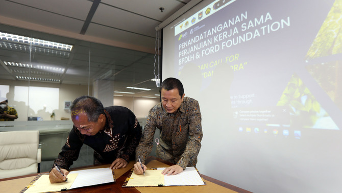 Direktur Utama BPDLH Djoko Hendratto (kiri) dan Direktur Ford Foundation Indonesia Alexander Irwan saat penandatanganan Perjanjian Kerja Sama (PKS) dana lingkungan melalui Badan Pengelola Dana Lingkungan Hidup (BPDLH) sebagai salah satu mekanisme pendanaan iklim di bawah Kementerian Keuangan di Wisma Antara, Jakarta, Selasa, 29 Maret 2022. Dana iklim tersebut akan disalurkan kepada masyarakat yang berpotensi terdampak atas perubahan iklim yang terjadi sehingga masyarakat secara bertahap dapat terus berperilaku dan mengembangkan usaha yang ramah terhadap lingkungan.