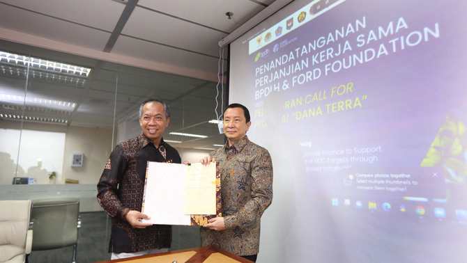 Direktur Utama BPDLH Djoko Hendratto (kiri) dan Direktur Ford Foundation Indonesia Alexander Irwan saat penandatanganan Perjanjian Kerja Sama (PKS) dana lingkungan melalui Badan Pengelola Dana Lingkungan Hidup (BPDLH) sebagai salah satu mekanisme pendanaan iklim di bawah Kementerian Keuangan di Wisma Antara, Jakarta, Selasa, 29 Maret 2022. Dana iklim tersebut akan disalurkan kepada masyarakat yang berpotensi terdampak atas perubahan iklim yang terjadi sehingga masyarakat secara bertahap dapat terus berperilaku dan mengembangkan usaha yang ramah terhadap lingkungan.