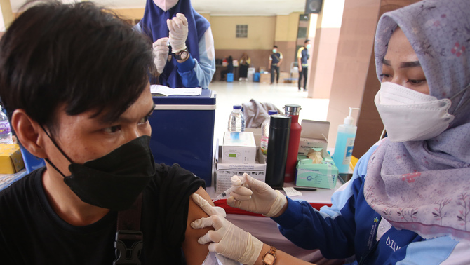 Warga mengikuti kegiatan serbuan vaksinasi Covid-19 di Puspem Kota Tangerang, Tangerang, Banten, Selasa, 29 Maret 2022. Vaksinasi yang diadakan oleh Polri dan Pemkot Tangerang itu diikuti 3.250 orang yang didominasi warga dan pekerja pabrik yang berencana akan mudik Lebaran.