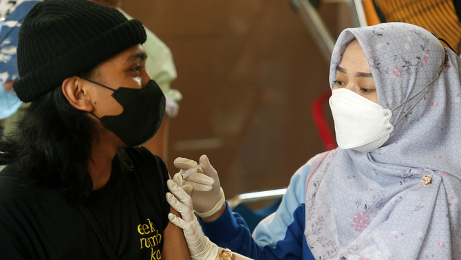 Warga mengikuti kegiatan serbuan vaksinasi Covid-19 di Puspem Kota Tangerang, Tangerang, Banten, Selasa, 29 Maret 2022. Vaksinasi yang diadakan oleh Polri dan Pemkot Tangerang itu diikuti 3.250 orang yang didominasi warga dan pekerja pabrik yang berencana akan mudik Lebaran.