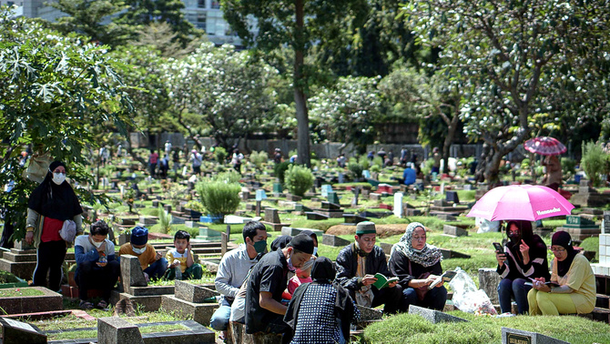 Warga berdoa dan berziarah di makam keluarganya di Tempat Pemakaman Umum (TPU) Karet Tengsin, Jakarta, Minggu, 27 Maret 2022.