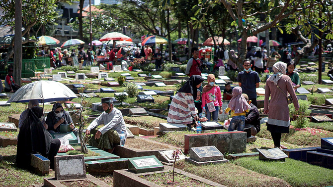 Warga berdoa dan berziarah di makam keluarganya di Tempat Pemakaman Umum (TPU) Karet Tengsin, Jakarta, Minggu, 27 Maret 2022.