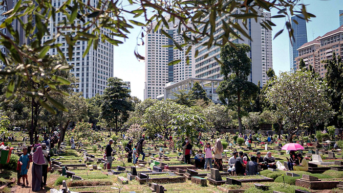 Warga berdoa dan berziarah di makam keluarganya di Tempat Pemakaman Umum (TPU) Karet Tengsin, Jakarta, Minggu, 27 Maret 2022.