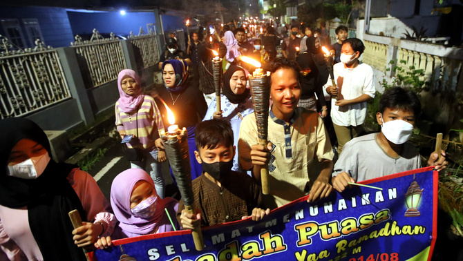 Warga melakukan pawai obor sambut bulan suci ramadan 1433 H, di kawasan Matraman Dalam, Jakarta Timur, Minggu, 27 Maret 2022.