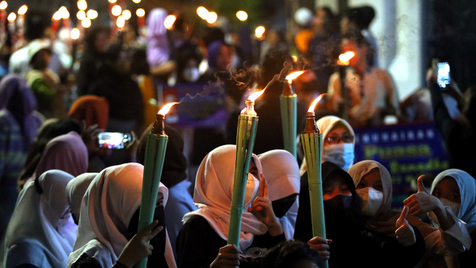 Warga melakukan pawai obor sambut bulan suci ramadan 1433 H, di kawasan Matraman Dalam, Jakarta Timur, Minggu, 27 Maret 2022.