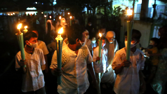 Warga melakukan pawai obor sambut bulan suci ramadan 1433 H, di kawasan Matraman Dalam, Jakarta Timur, Minggu, 27 Maret 2022.