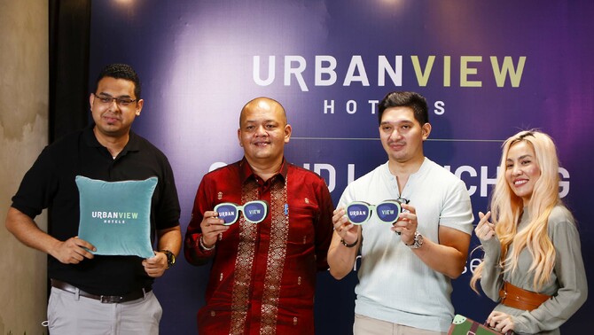 Head of Multibrands RedDoorz Adil Mubarak, Deputi Bidang Industri dan Investasi Kementerian Pariwisata dan Ekonomi Kreatif Henky Manurung, Property Owner Urbanview Ta-ke Blok M Raditya Bagus Prakosa, dan Travel Enthusiast Marischka Prudence hadir dalam acara peluncuran Urbanview Hotels di Jakarta, Selasa 29 Maret 2022.
