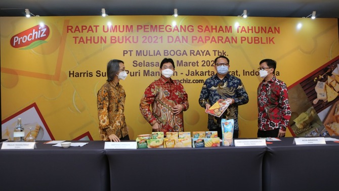 Direktur PT Mulia Boga Raya Tbk. Paulus Tedjosutikno, Komisaris Utama PT Mulia Boga Raya Tbk. Hartono Atmadja, Direktur Utama PT Mulia Boga Raya Tbk. Bobby K Gandasaputra, dan Direktur dan Sekretaris Perusahaan PT Mulia Boga Raya Tbk. Peter Wiradjaja usai melakukan Rapat Umum Pemegang Saham Tahunan (RUPS-T) 2021 di Jakarta, Selasa, 29 Maret 2022.
