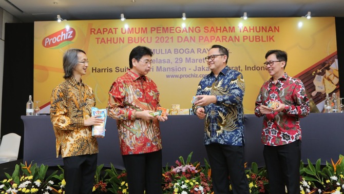 Direktur PT Mulia Boga Raya Tbk. Paulus Tedjosutikno, Komisaris Utama PT Mulia Boga Raya Tbk. Hartono Atmadja, Direktur Utama PT Mulia Boga Raya Tbk. Bobby K Gandasaputra, dan Direktur dan Sekretaris Perusahaan PT Mulia Boga Raya Tbk. Peter Wiradjaja usai melakukan Rapat Umum Pemegang Saham Tahunan (RUPS-T) 2021 di Jakarta, Selasa, 29 Maret 2022.