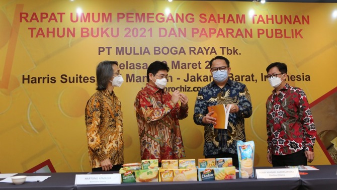 Direktur PT Mulia Boga Raya Tbk. Paulus Tedjosutikno, Komisaris Utama PT Mulia Boga Raya Tbk. Hartono Atmadja, Direktur Utama PT Mulia Boga Raya Tbk. Bobby K Gandasaputra, dan Direktur dan Sekretaris Perusahaan PT Mulia Boga Raya Tbk. Peter Wiradjaja usai melakukan Rapat Umum Pemegang Saham Tahunan (RUPS-T) 2021 di Jakarta, Selasa, 29 Maret 2022.