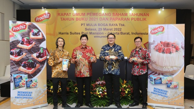 Direktur PT Mulia Boga Raya Tbk. Paulus Tedjosutikno, Komisaris Utama PT Mulia Boga Raya Tbk. Hartono Atmadja, Direktur Utama PT Mulia Boga Raya Tbk. Bobby K Gandasaputra, dan Direktur dan Sekretaris Perusahaan PT Mulia Boga Raya Tbk. Peter Wiradjaja usai melakukan Rapat Umum Pemegang Saham Tahunan (RUPS-T) 2021 di Jakarta, Selasa, 29 Maret 2022.